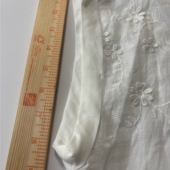 Beautiful Adrianna Papell White 3D Floral Embroidered Boxy Cap Sleeve Blouse. M - Picture 8 of 16